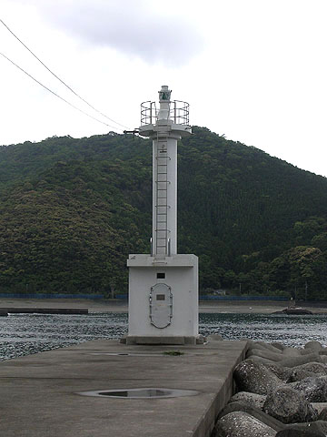 丸市尾港防波堤灯台