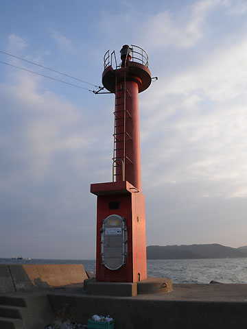 粟田港北防波堤灯台