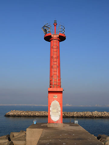 苅屋港南防波堤灯台