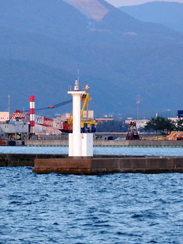 青森港新北防波堤西灯台