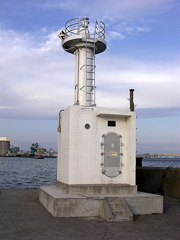 八戸港蕪島防波堤灯台