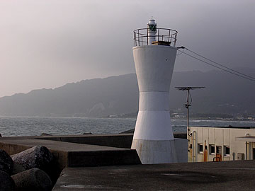 保田港防波堤灯台