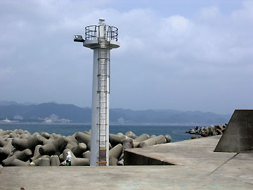 鴨川港大浦東口波堤灯台