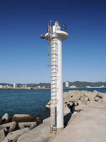 鴨川港大浦東口波堤灯台