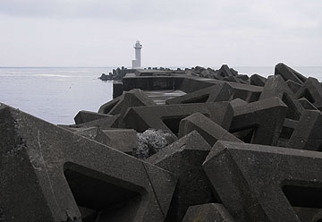 仙法志港南防波堤灯台
