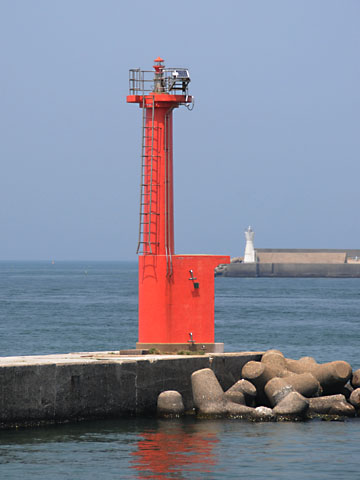 金沢港大野波除堤灯台