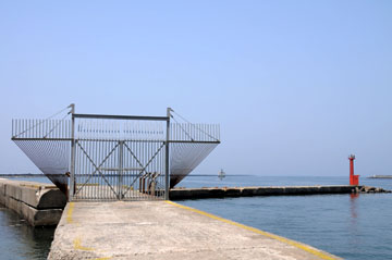 金沢港大野波除堤灯台