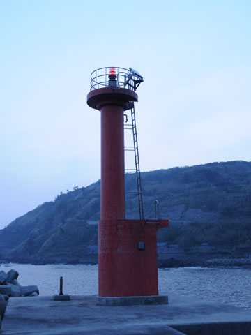 能登大沢港西防波堤灯台