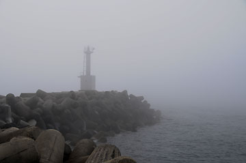 能登富来港風無第3防波堤灯台