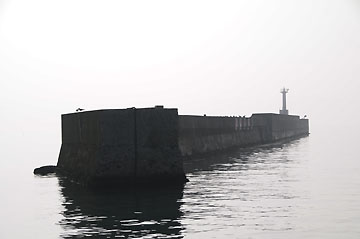 能登富来港南防波堤灯台