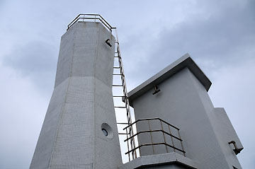 臼碆埼沖臼照射灯