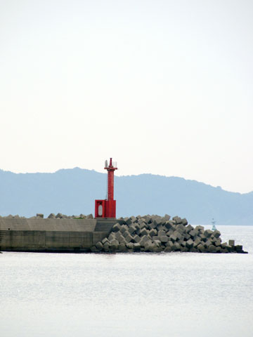 牛深港春這防波堤灯台