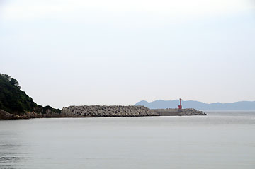 牛深港春這防波堤灯台