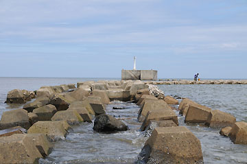 越後新川港北防砂堤B灯台