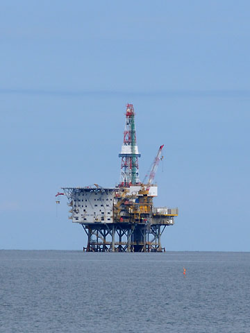 岩船港沖石油掘削塔灯