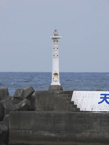 辺土名港沖防波堤灯台