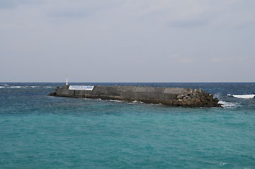 辺土名港沖防波堤灯台