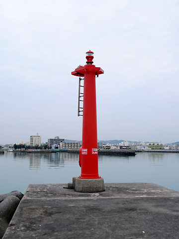 金武中城港泡瀬波除防波堤灯台