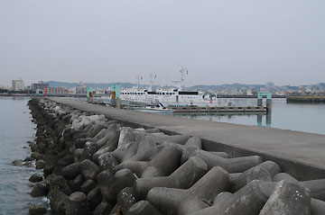 金武中城港泡瀬波除防波堤灯台
