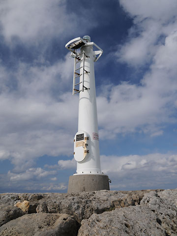 前兼久港北防波堤灯台