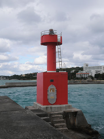 渡久地港南防波堤灯台