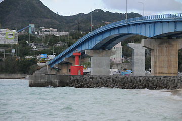 渡久地港南防波堤灯台