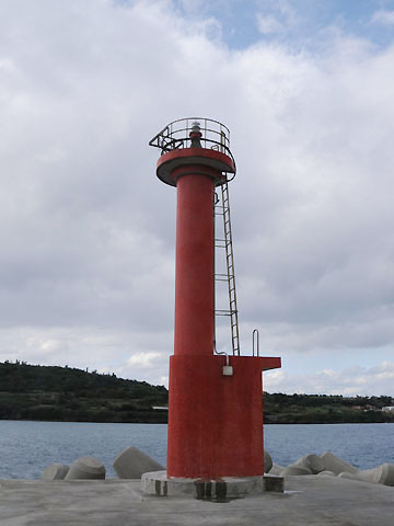 渡久地港本部防波堤灯台