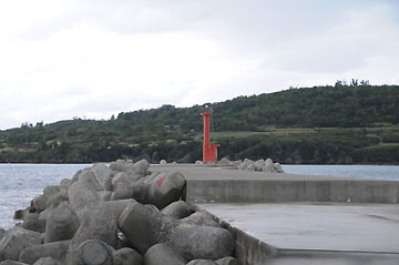 渡久地港本部防波堤灯台