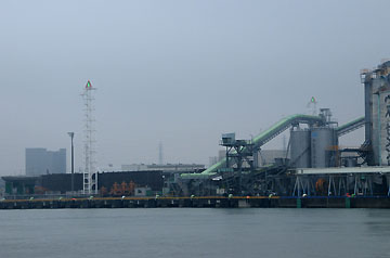 田子の浦港導灯（前灯）