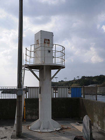 波浮港鉄砲場鼻南西方照射灯