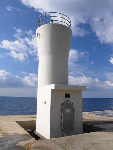 坪田港防波堤灯台