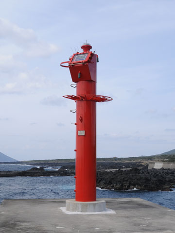 八重根港防波堤灯台