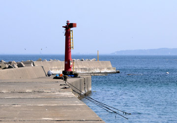 越中泊港東防波堤灯台