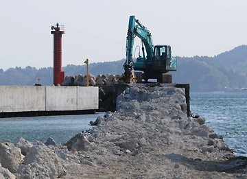 女良港東防波堤灯台