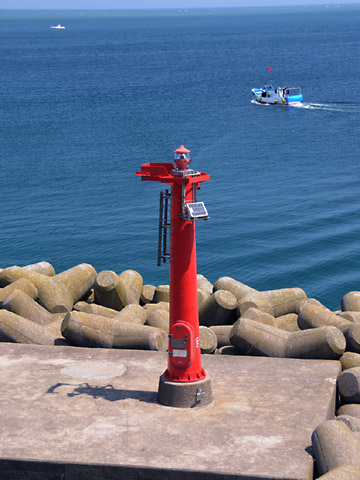 新湊漁港東防波堤南灯台