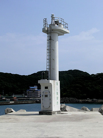 周参見港西防波堤灯台